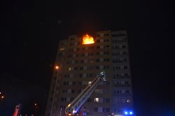 Při nočním požáru v kladenském panelovém domě zemřela jedna osoba