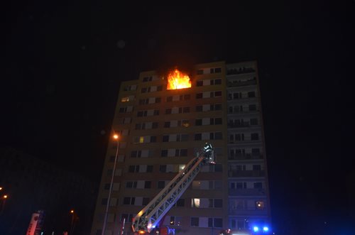 Při nočním požáru v kladenském panelovém domě zemřela jedna osoba