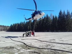 Při požáru vřesoviště v Brdech byl nasazen i vrtulník