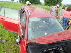 Volkswagen havaroval přes střechu