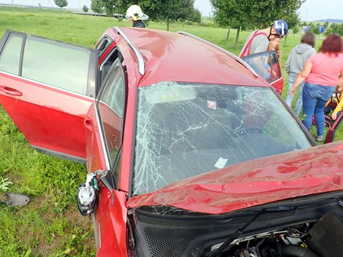 Volkswagen havaroval přes střechu