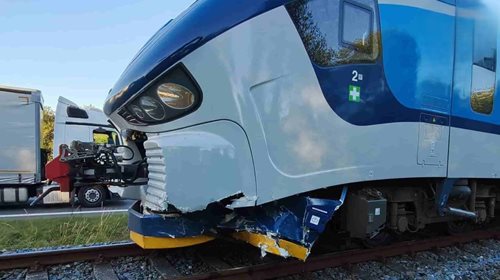 Vlak se střetl s osobním autem. Hasiči evakuovali cestující