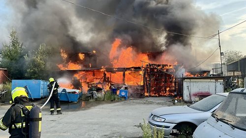 Požár skladu zaměstnal desítky hasičů. Plameny dostali pod kontrolu po několika hodinách