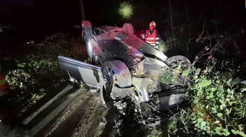 Noční nehoda zaměstnala hasiče i záchranáře. Ve voze cestovalo pět osob