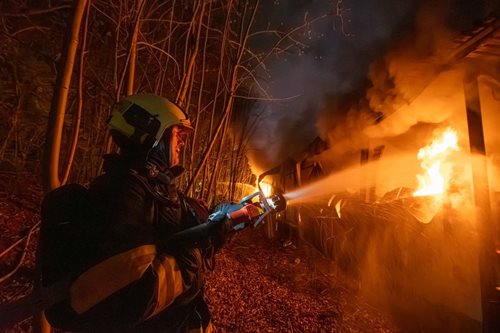 Rozsáhlý požár haly ochromil provoz a zranil zasahující