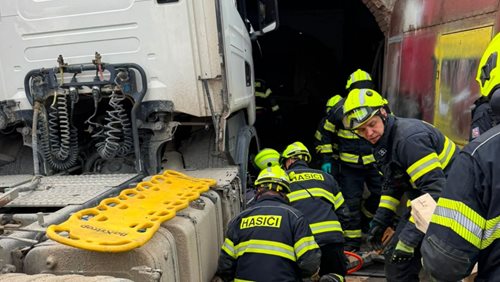 Muž skončil pod nákladním vozidlem. Na pomoc musely hydraulické nůžky i vrtulník