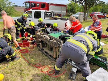 Nehoda v Dolánkách: Hasiči vyprostili osobu zaklíněnou pod minibagrem