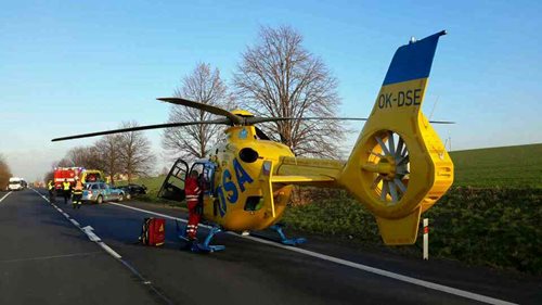 Ze zdemolovaného vozu vyprostili řidiče hasiči