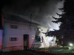 Požár rodinného domu zdolaly čtyři jednotky