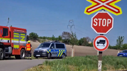 Kamion vjel na přejezd před vlak jedoucí 160 km/h. Tragédii zabránil strojvedoucí