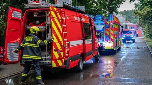 Požár bytu v Karviné vyhnal z domu 16 lidí. Jedna osoba se zranila