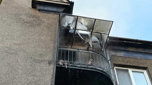 Plameny se z balkonu rozšířily až do střechy. Hasiči evakuovali devět obyvatel domu