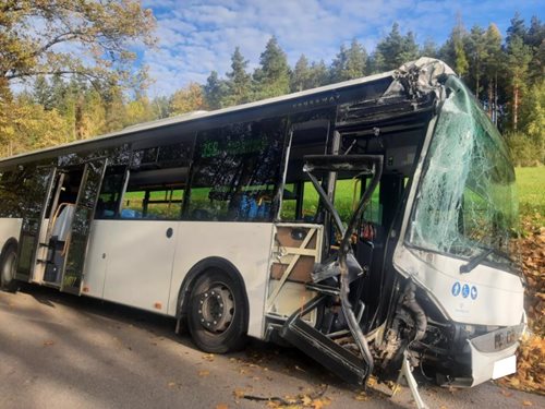 Nehoda linkového autobusu zablokovala silnici: Čtyři cestující utrpěli lehká zranění