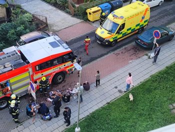 Hasiči zachránili osm lidí z hořícího bytu, evakuovali dalších dvacet