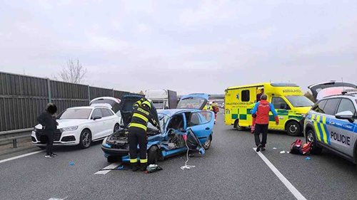 Vážná nehoda tří vozidel zastavila dálnici D11. Jeden z řidičů utrpěl poranění hlavy