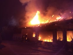 Noční požár ve Skuhrově nad Bělou zničil autodílnu