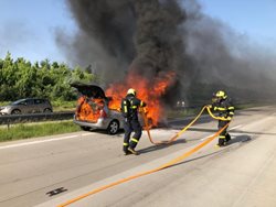 Požár osobního auta na dálnici D1