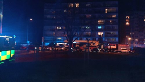 Při požáru kralupského panelového domu bylo zachráněno 25 osob