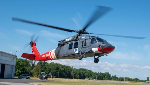 Česká republika vyslala do Francie vrtulník Black Hawk. Pomůže v boji s ničivými požáry