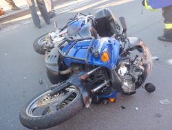 Nehoda autobusu a motocyklu.