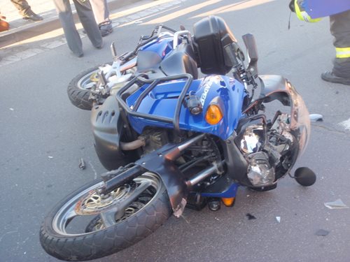 Nehoda autobusu a motocyklu.