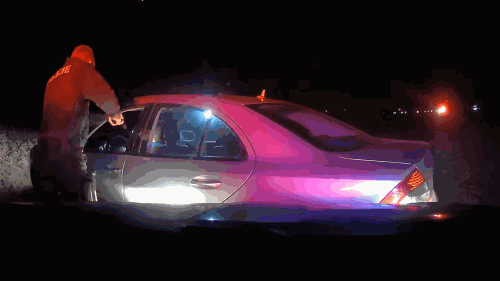 Nebezpečná jízda skončila v poli