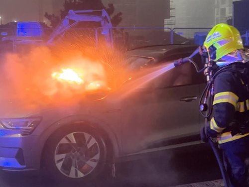 Požár elektromobilu vyžádal rychlý zásah hasičů
