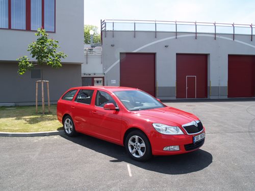 Společnost ČEZ předala hasičům nový kompresor a osobní automobil