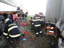 Po vážné nehodě dvou osobních a dvou nákladních vozidel museli hasiči vyprostit pět osob