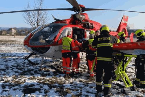 Vážná nehoda v železárnách: Dva muži transportováni do nemocnice