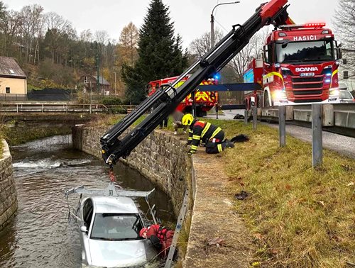 Auto skončilo v řece, hasiči ho museli vyprostit