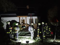 Půlnoční výjezd hasičů k požáru chaty ve Žloukovicích na Berounsku