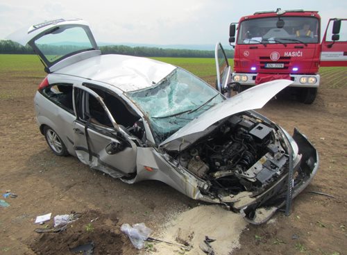 Vozidlo skončilo převrácené mimo silnici. Jednoho ze zraněných transportoval vrtulník.