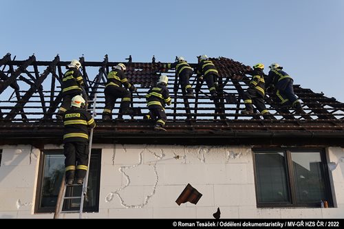 Při požáru rodinného domu byl vyhlášen druhý stupeň poplachu