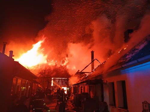  Rozsáhlý noční požár si vyžádal druhý stupeň poplachu