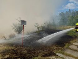 U Rybitví hořel břeh odkalovací nádrže