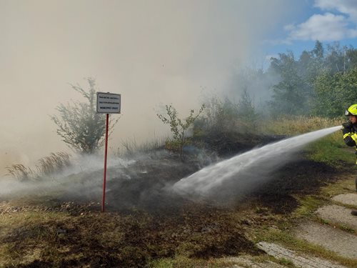 U Rybitví hořel břeh odkalovací nádrže