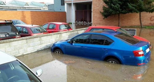 Havárie vodovodu způsobila zaplavení vozidel