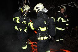 Požár osobního auta v Šluknově zasáhl celé zaparkované auto.  
