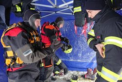  Na Lipenské přehradě absolvovali výcvik na zamrzlé hladině