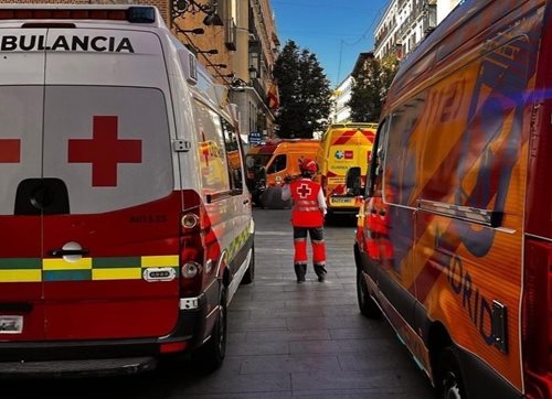 Záchranáři v akci: Po zřícení budovy v Madridu pátrají po pohřešovaných dělnících