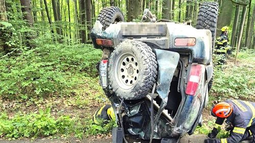 Dvě vážné nehody během několika minut. Ženu do nemocnice transportoval vrtulník