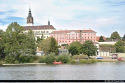 Utržené molo plulo po řece