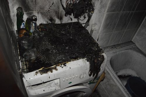 Muž se při hašení hořícího bojleru popálil i nadýchal jedovatých zplodin