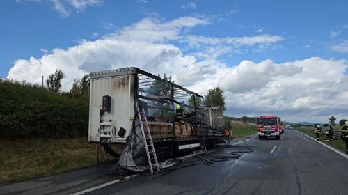 Plameny zachvátily návěs kamionu na D5. Hasiči bojovali s požárem plastových dílů