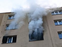 Požár panelového domu v Berouně