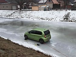 Hasiči vyprošťovali auto ze zamrzlé řeky