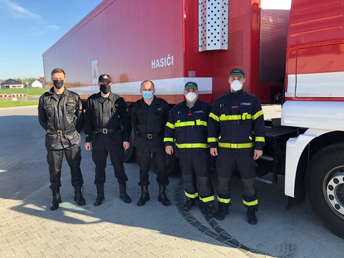 Hasiči vezou humanitární pomoc na Ukrajinu