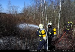 Rozsáhlý požár travního porostu zaměstnal v Praze profesionální i dobrovolné jednotky