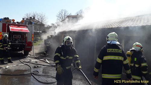 Požár garáží v Hartmanicích
